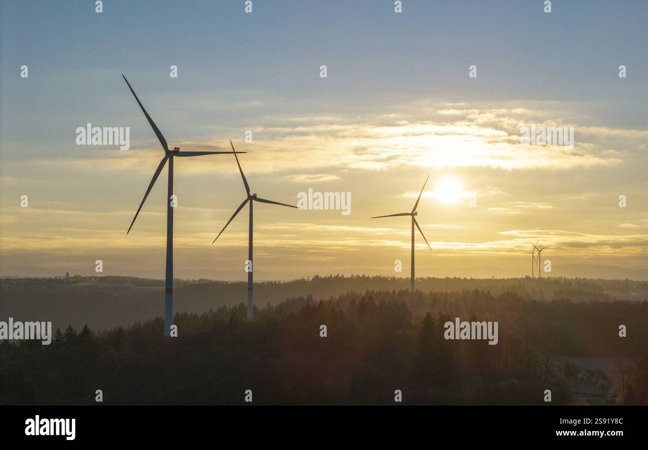 Drei Windräder unter klarem Sonnenaufgangshimmel über einer Waldlandschaft, Rems-Tal, Baden-Württemberg, Deutschland, Europa Stockfoto