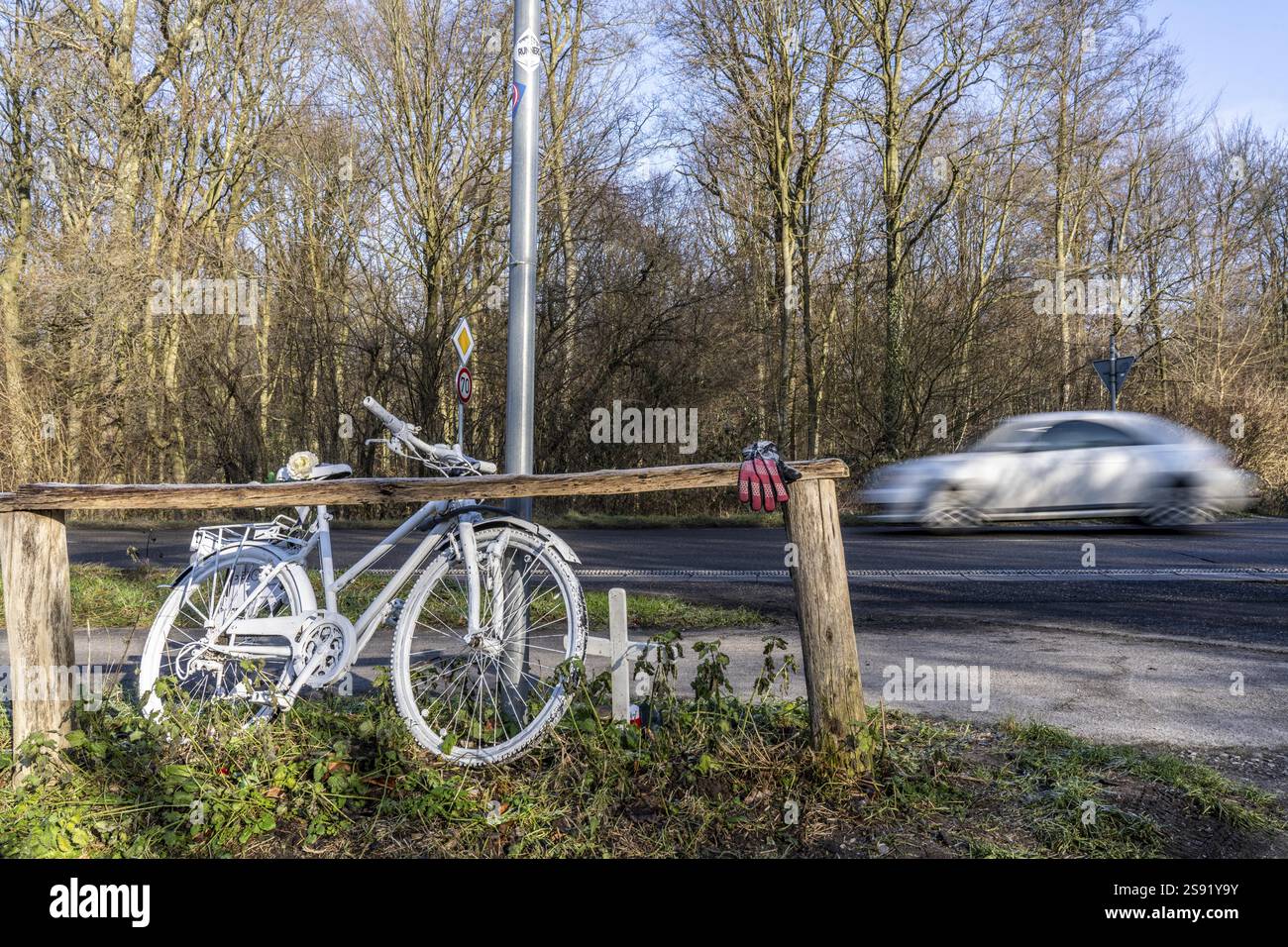 Geisterrad auf der Kalkumer Schlossallee in Düsseldorf-Kalkum, wo ein Radfahrer beim Überqueren der Straße von einem Auto getroffen und getötet wurde, das Geisterrad Stockfoto