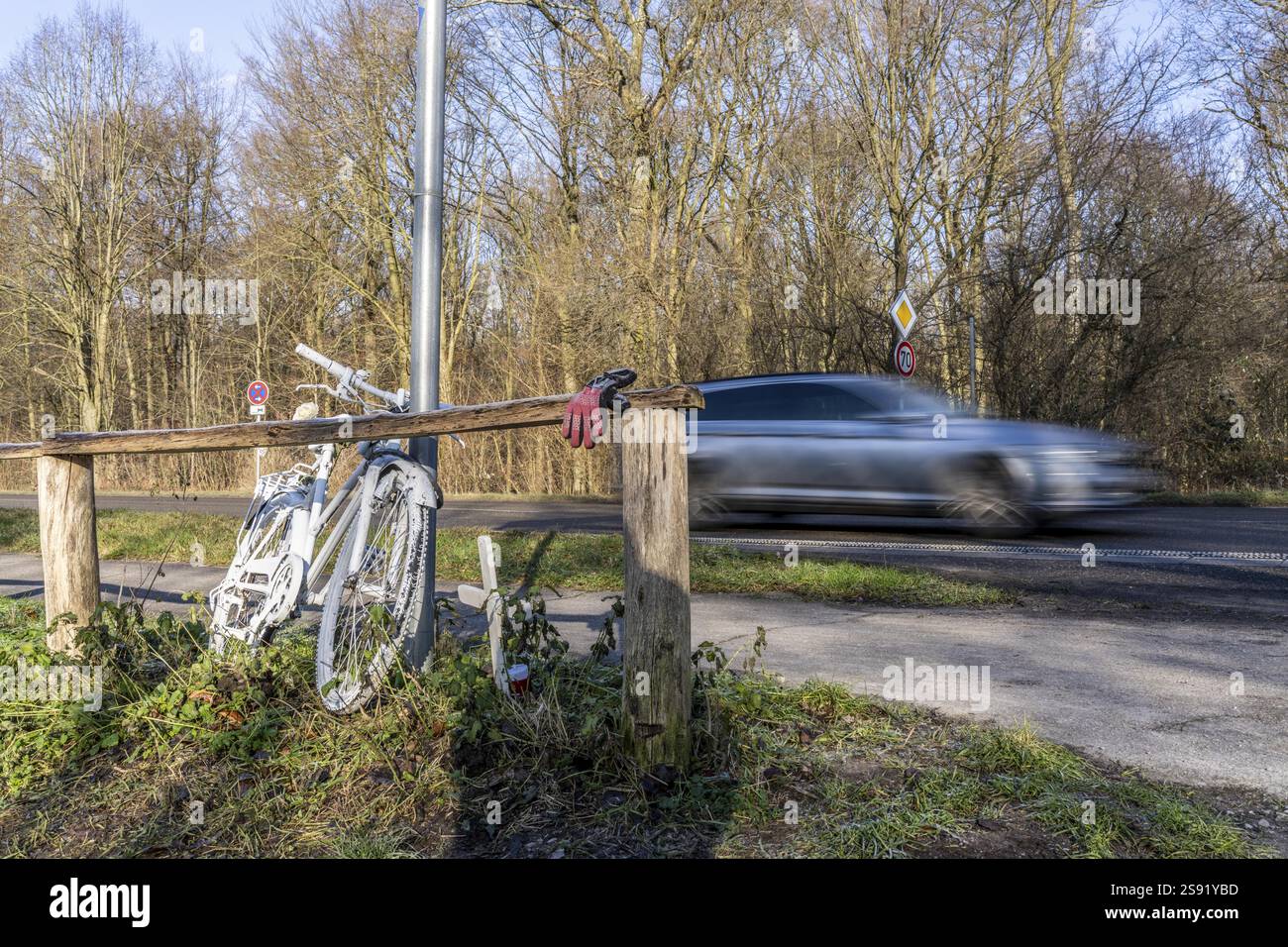 Geisterrad auf der Kalkumer Schlossallee in Düsseldorf-Kalkum, wo ein Radfahrer beim Überqueren der Straße von einem Auto getroffen und getötet wurde, das Geisterrad Stockfoto