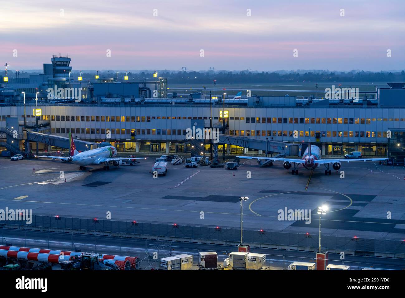 Flughafen Düsseldorf, Flugzeuge auf dem Vorfeld und am Terminal A, Nordrhein-Westfalen, Deutschland Stockfoto Flughafen Düsseldorf, Flugzeuge auf dem Vorfeld und am Terminal A, Nordrhein-Westfalen, Deutschland Stockfoto