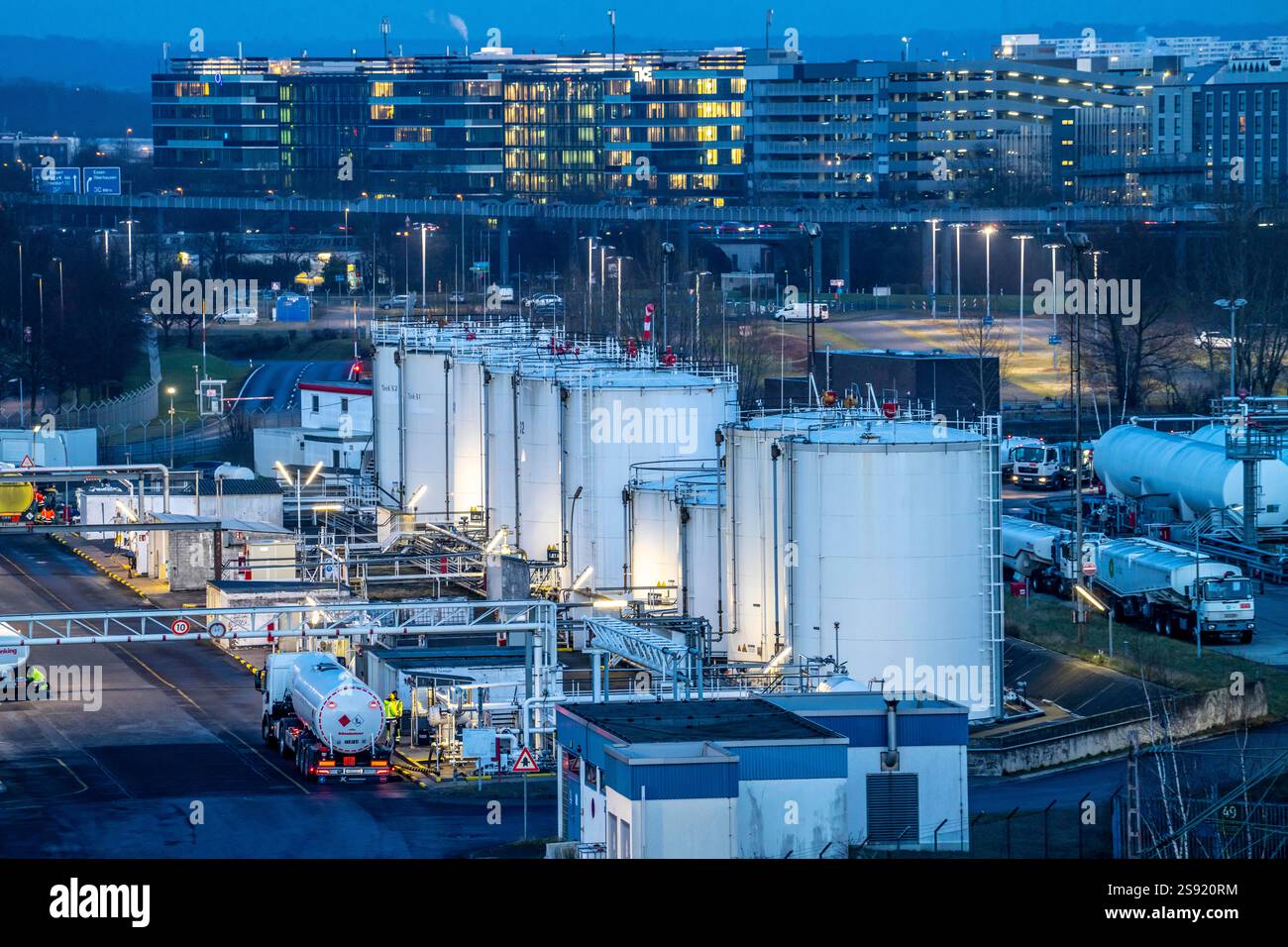 Tanklager am Flughafen Düsseldorf, Kerosinstanks, Flugbenzin, Nordrhein-Westfalen, Deutschland, Stockfoto