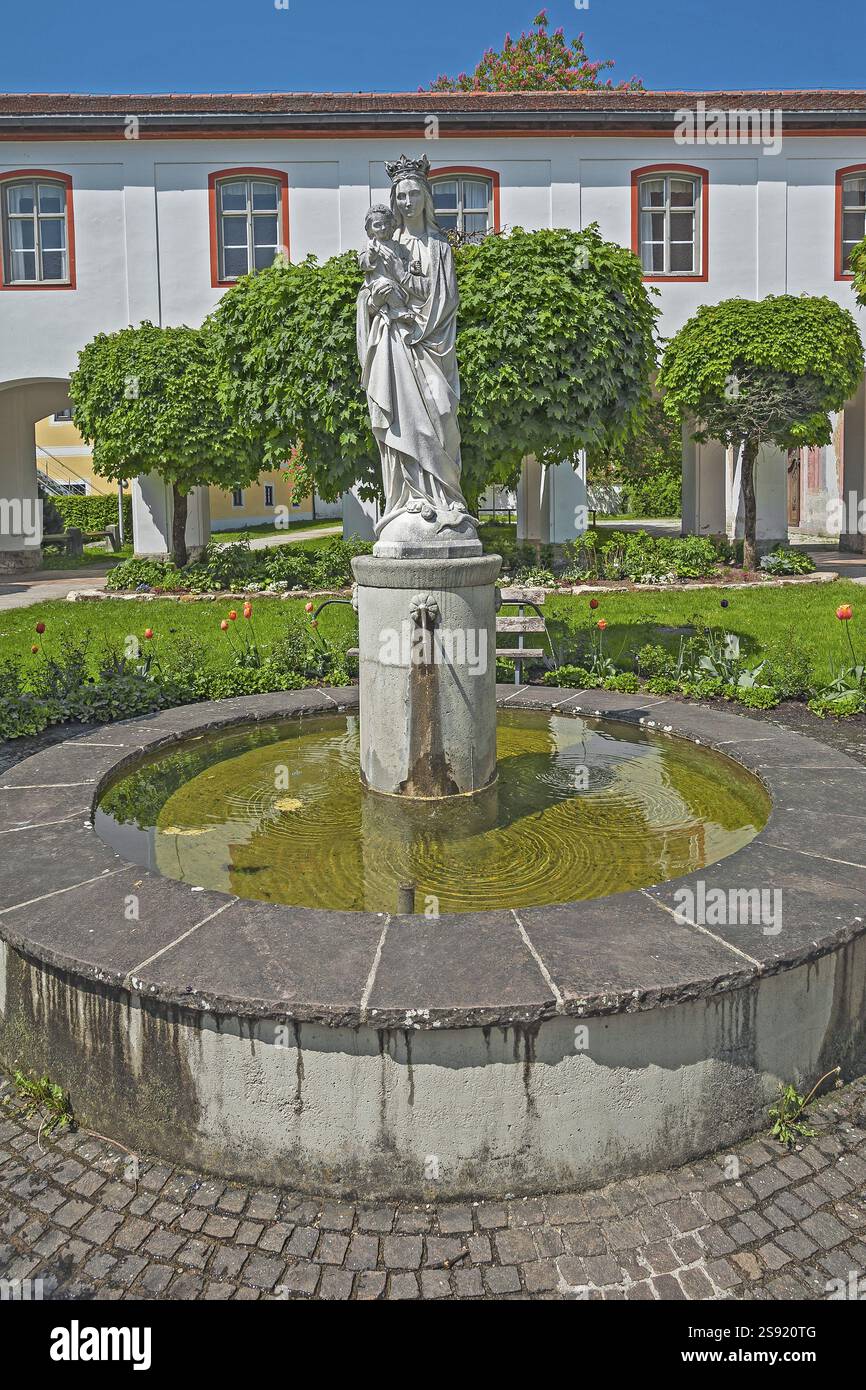 Brunnen mit Marienstatue, Kloster Beuerberg, Oberbayern, Bayern, Deutschland, Europa Stockfoto Brunnen mit Marienstatue, Kloster Beuerberg, Oberbayern, Bayern, Deutschland, Europa Stockfoto