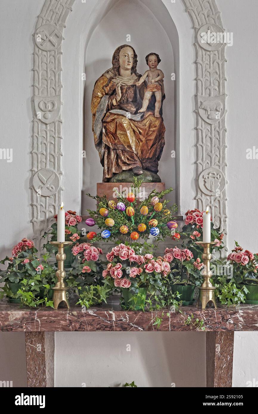 Madonnenfigur mit Jesuskind und Blumenschmuck, Himmelfahrtskirche Bad Wiessee, Oberbayern, Bayern, Deutschland, Europa Stockfoto