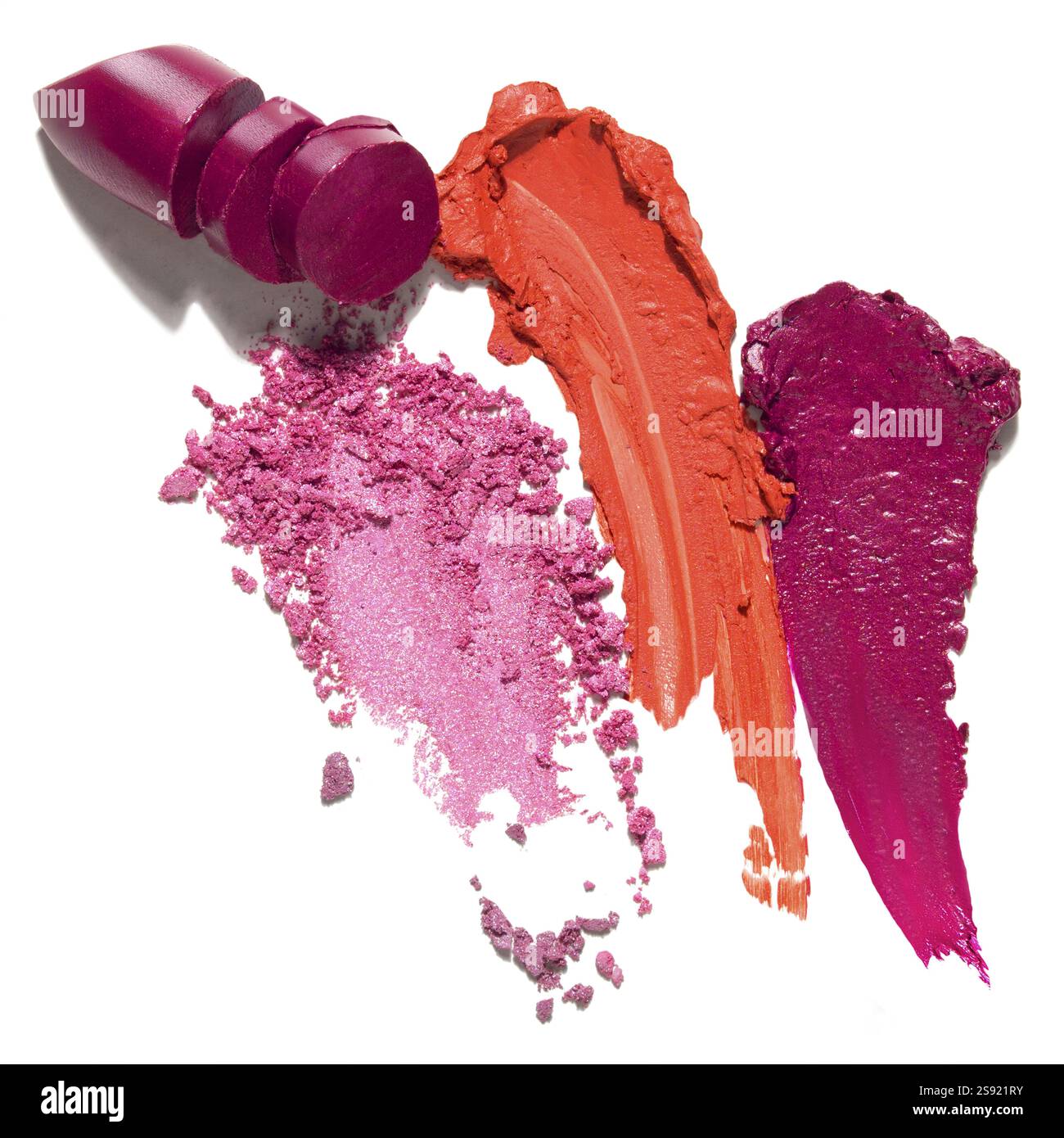 Kreatives Konzeptfoto von Kosmetikmustern Schönheitsprodukte Lippenstift und Lidschatten auf weißem Hintergrund Stockfoto