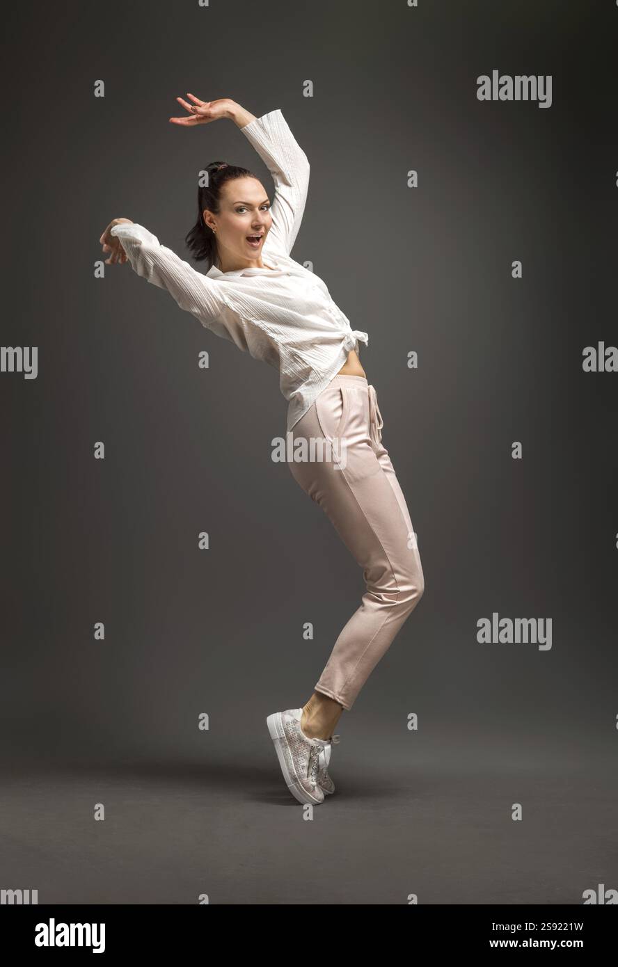 Junge und Schoene Taenzerin posiert im Studio vor farbigem Hintergrund Stockfoto