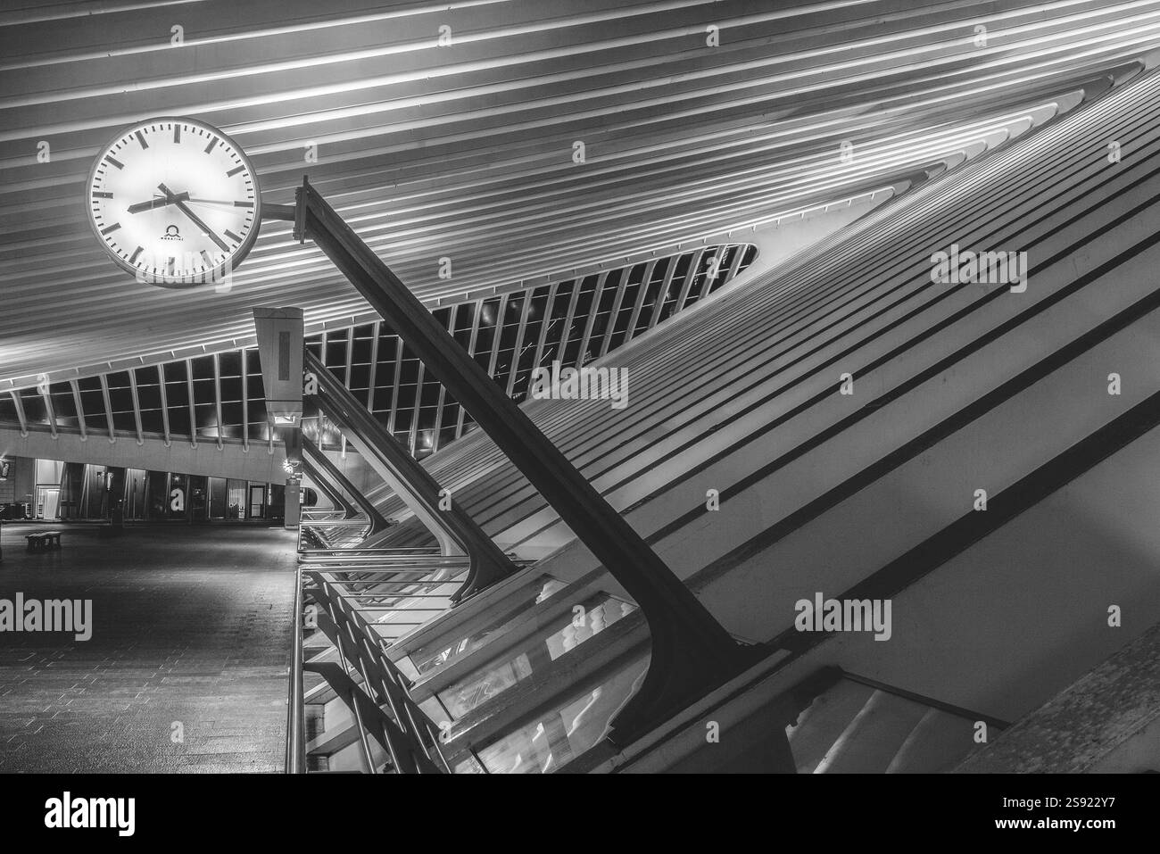 Moderne Architektur mit großer Uhr, schwarz-weiß dargestellt, Bahnhof Lüttich-Guillemins, Lüttich-Guillemins, Belgien, Europa Stockfoto