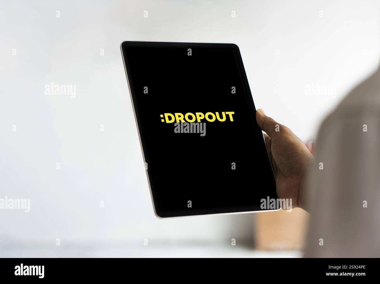 Dhaka, Bangladesch - 20. januar 2025: Das Dropout-Logo wird auf dem ipad angezeigt. Dropout ist ein US-amerikanischer Comedy-Streaming-Dienst, der von der Production c betrieben wird Stockfoto