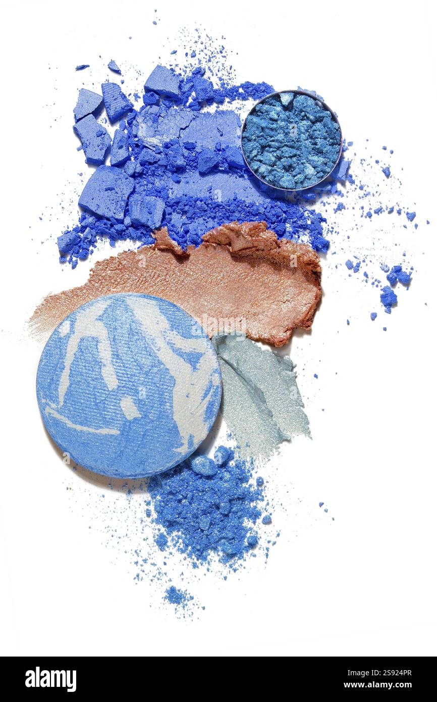 Kreatives Konzeptfoto von Kosmetikmustern Schönheitsprodukte Lippenstift runder Lidschatten auf weißem Hintergrund Stockfoto