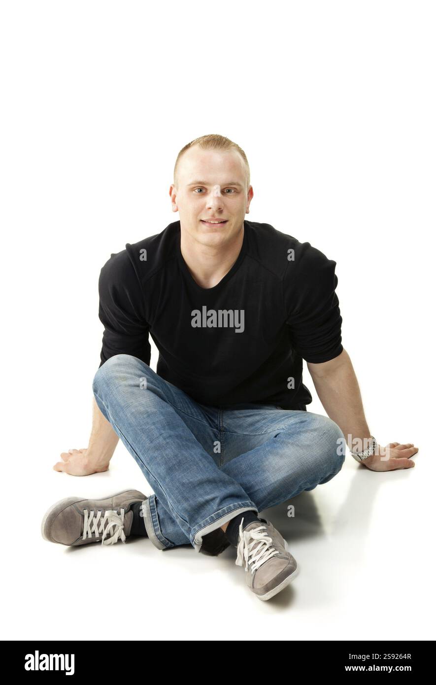 Porträt eines erwachsenen jungen Mannes auf weißem Hintergrund Stockfoto
