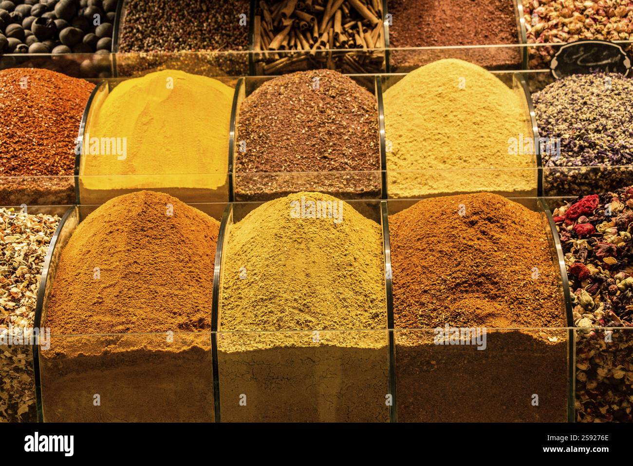 Orientalische bunte Gewürze in einem traditionellen türkischen Gewürzbasar Stockfoto