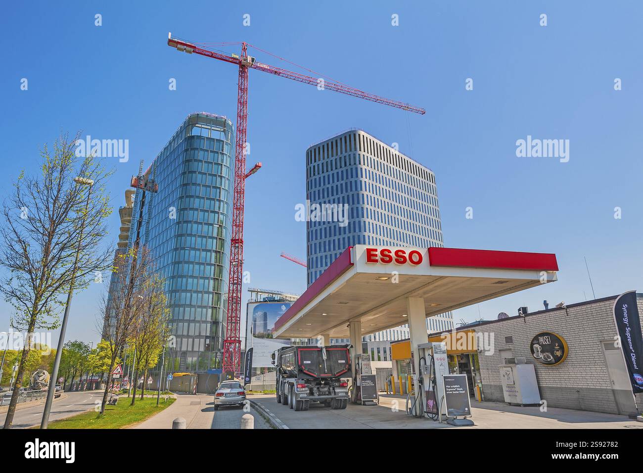 Bavaria Towers mit Kränen und Esso Tankstelle, Bogenhausen, München, Oberbayern, Bayern, Deutschland, Europa Stockfoto