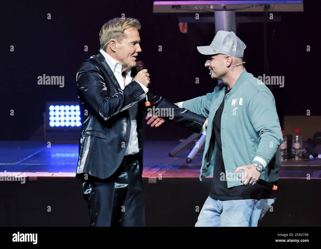 Dieter Bohlen mit Pietro Lombardi feiert seinen Geburtstag mit seinen Fans bei einem Megakonzert im Berliner Theater am Potsdamer Platz Stockfoto