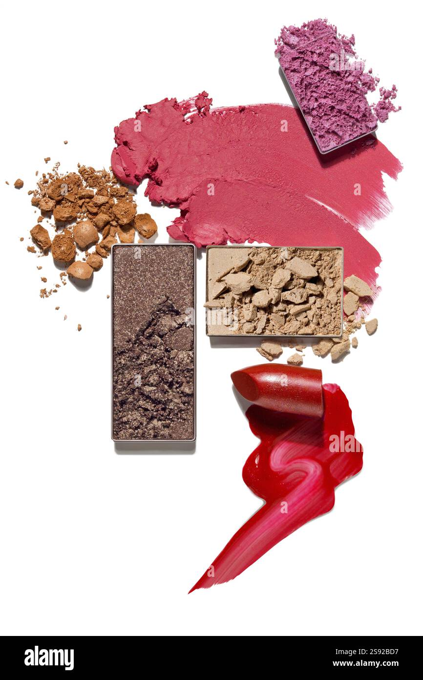Kreatives Konzeptfoto von Kosmetikmustern Schönheitsprodukte Lippenstift quadratischer Lidschatten auf weißem Hintergrund Stockfoto