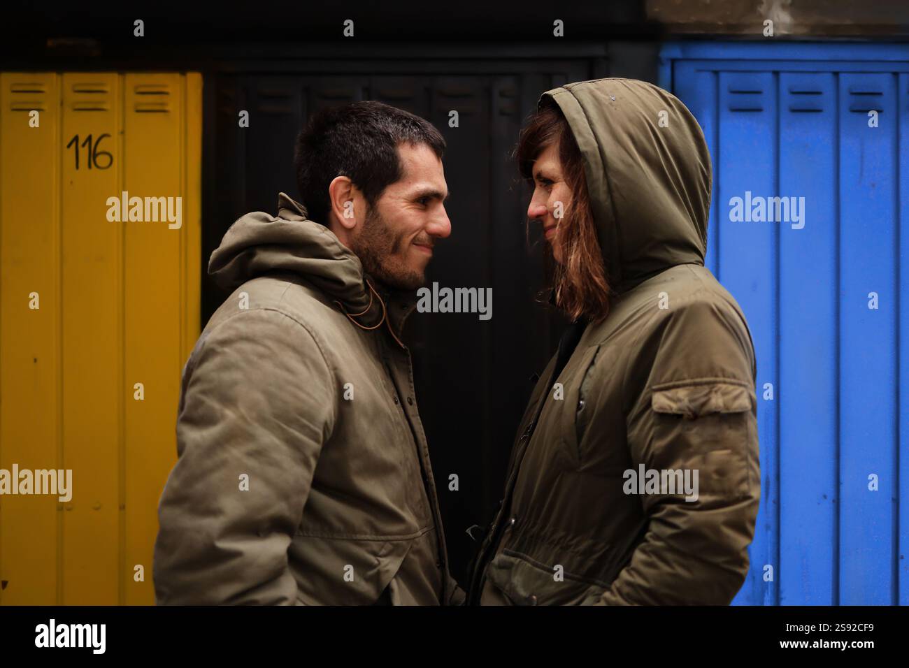 Ein verliebtes Paar, das sich ansieht Stockfoto