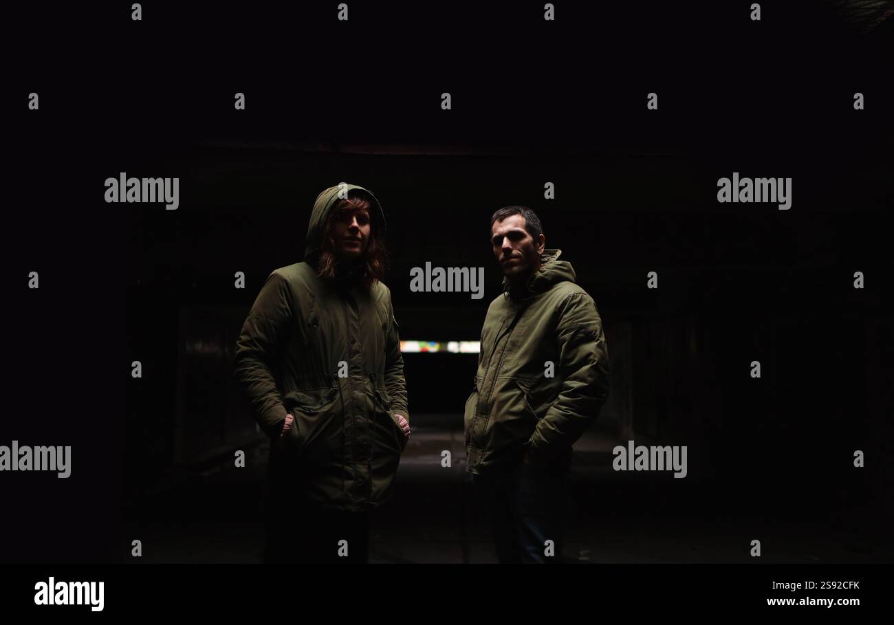 Ein Paar, das zusammen in der Dunkelheit steht. Stockfoto