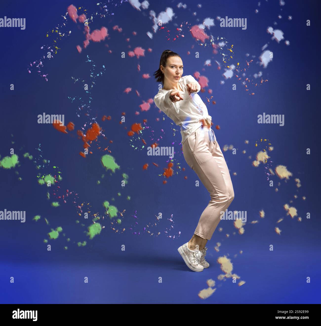 Junge und Schoene Taenzerin posiert im Studio vor farbigem Hintergrund Stockfoto
