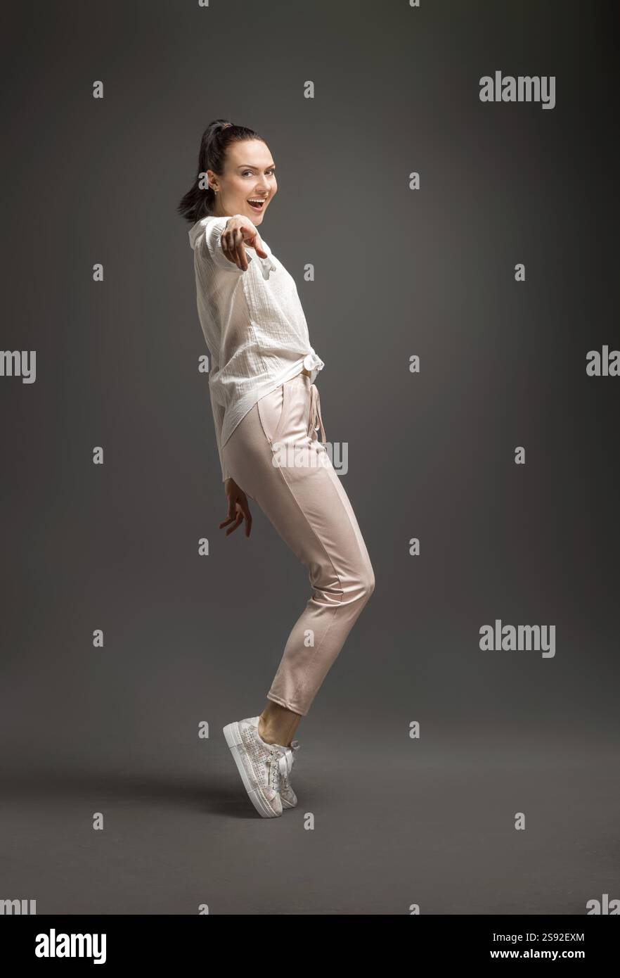 Junge und Schoene Taenzerin posiert im Studio vor farbigem Hintergrund Stockfoto