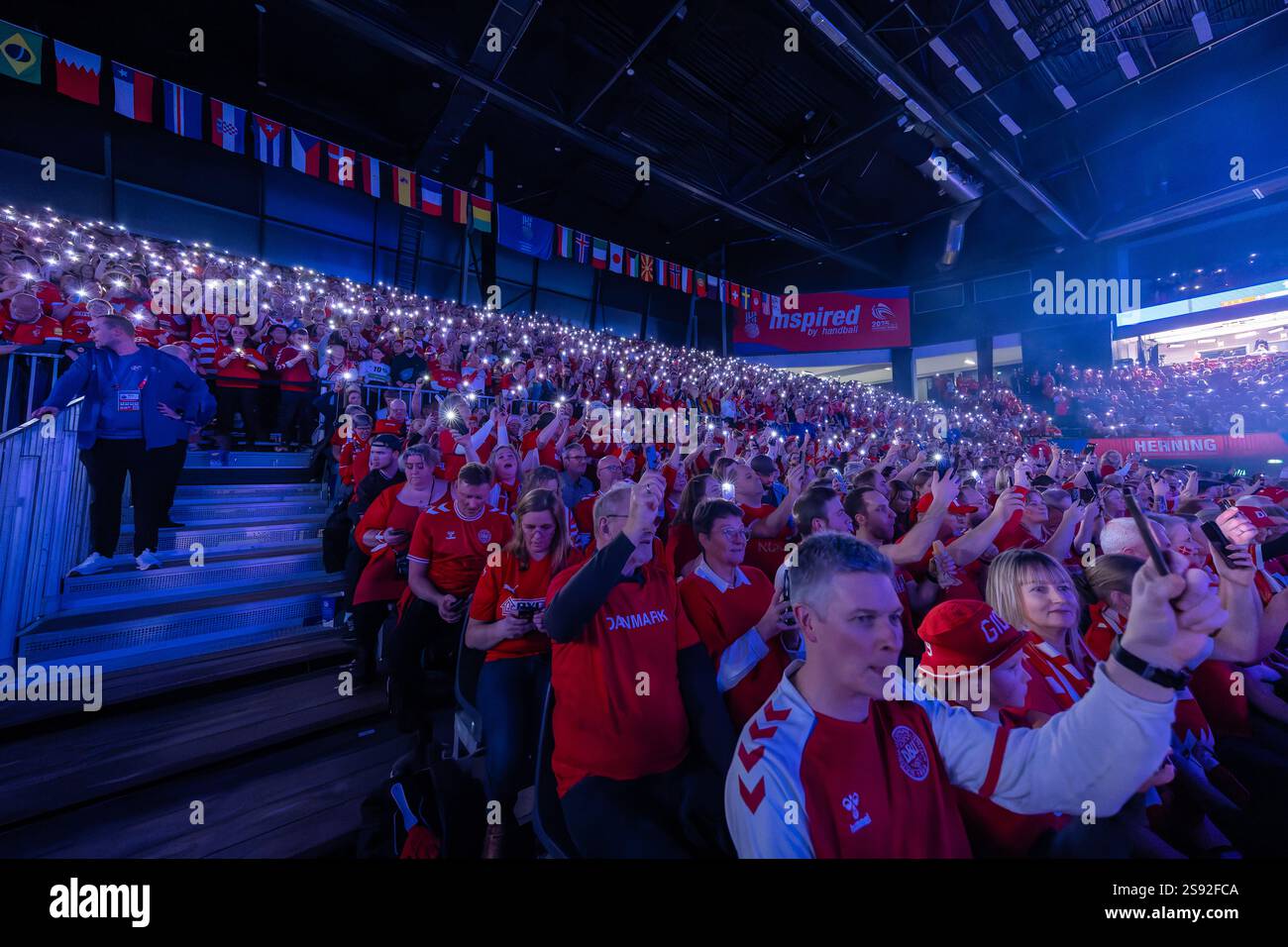 Herning, Dänemark. Januar 2025. Handball-Fans Dänemarks, die auf den Tribünen beim IHF Handball-WM-Spiel der Männer zwischen Dänemark und der Schweiz 2025 bei Jyske Bank Boxen in Herning zu sehen waren. Stockfoto