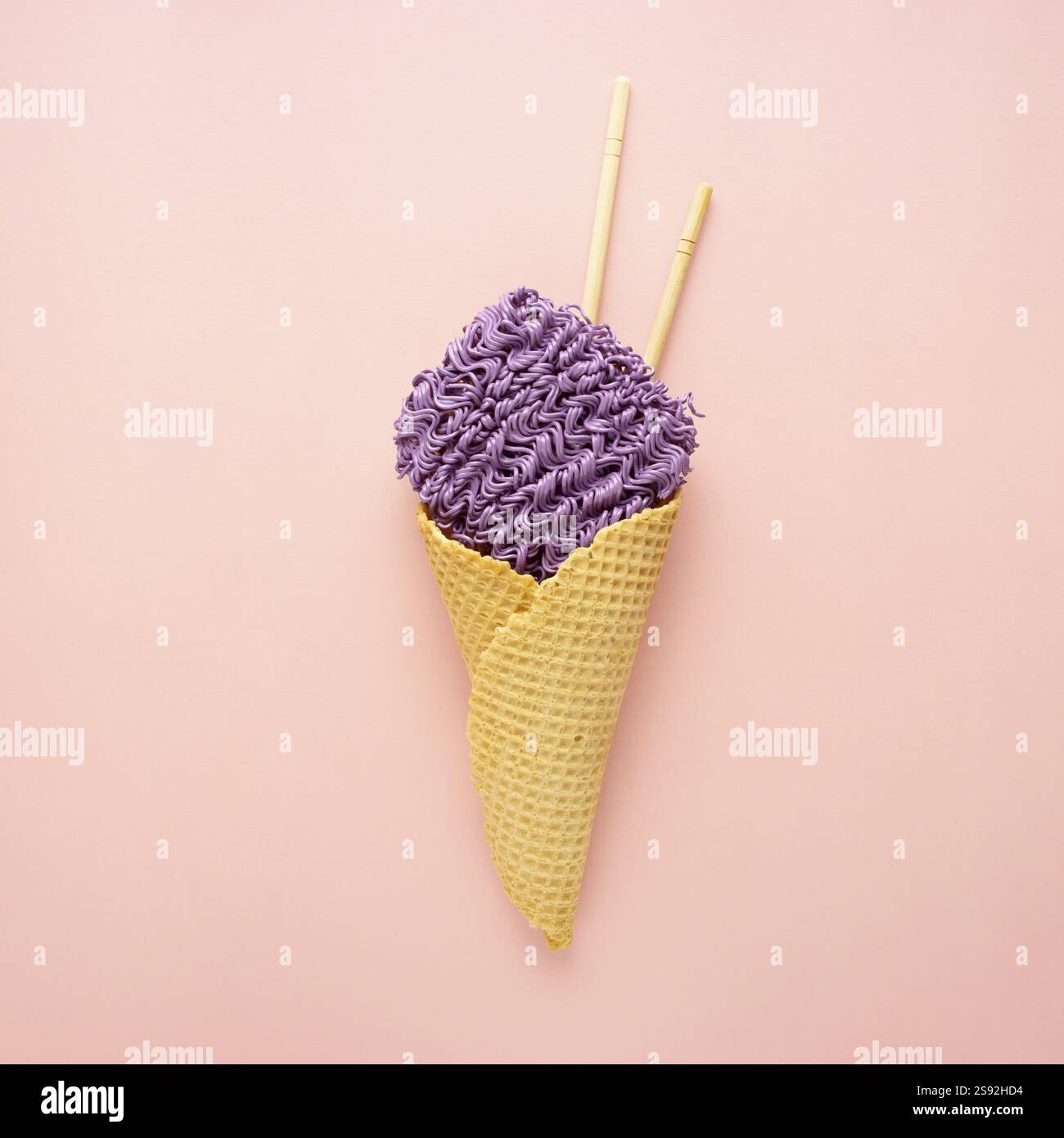 Kreative Lebensmittel Diät gesunde Diät Konzept Foto von köstlich bemalten Ramen Nudeln Nudeln in Waffel Eiskegel mit Essstäbchen auf weißem Hintergrund Stockfoto