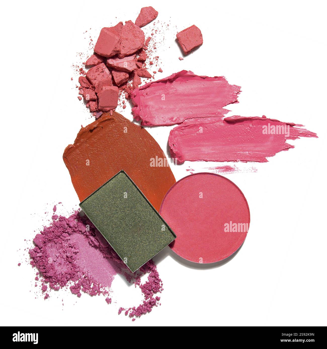 Kreatives Konzeptfoto von Kosmetikmustern Schönheitsprodukte Lippenstift quadratisch und runder Lidschatten auf weißem Hintergrund Stockfoto