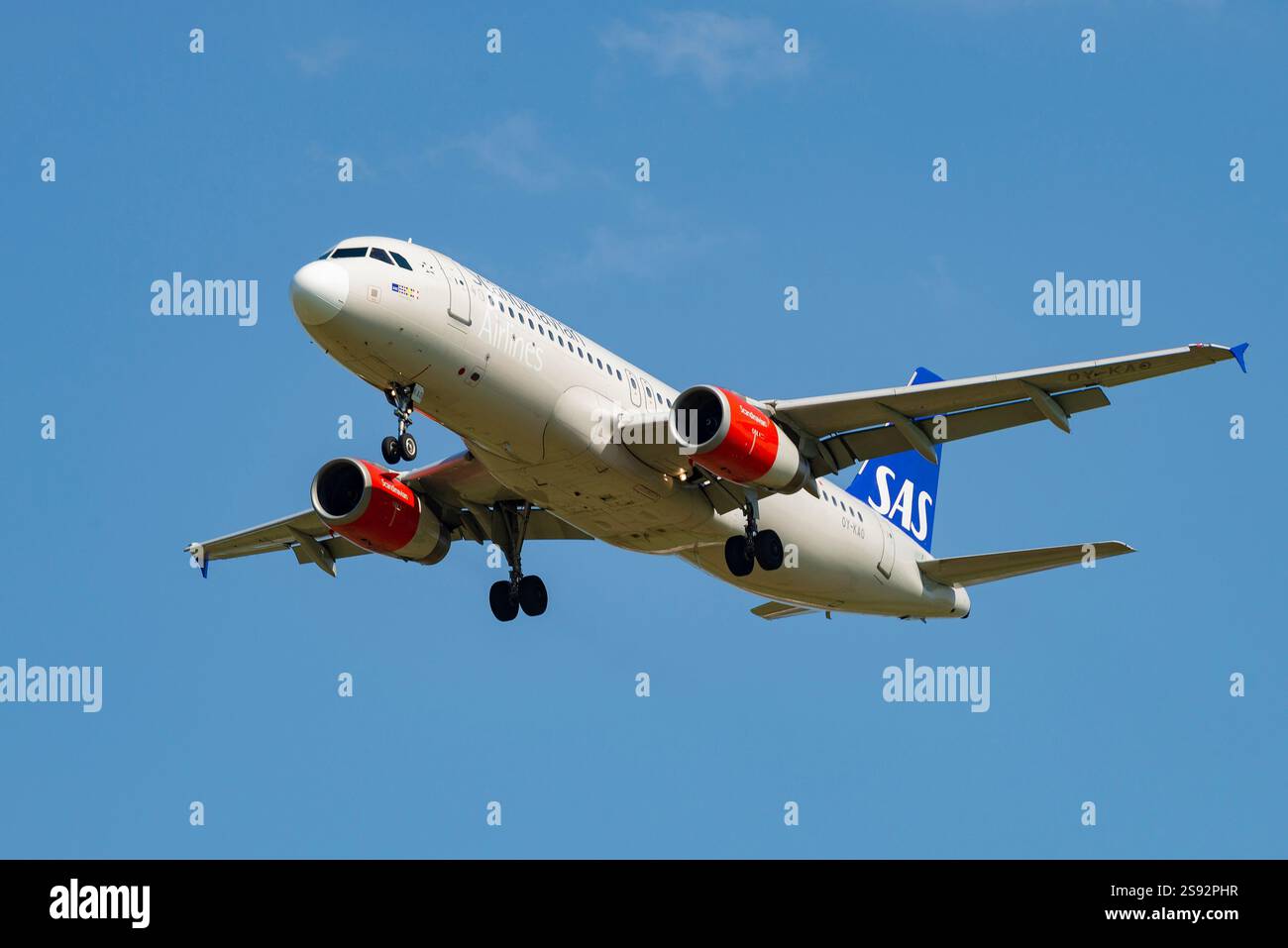 SANKT PETERSBURG, RUSSLAND - 13. MAI 2019: Airbus A320-232 (OY-KAO) von Scandinavian Airlines (SAS) auf Gleitwegen an einem sonnigen Tag Stockfoto