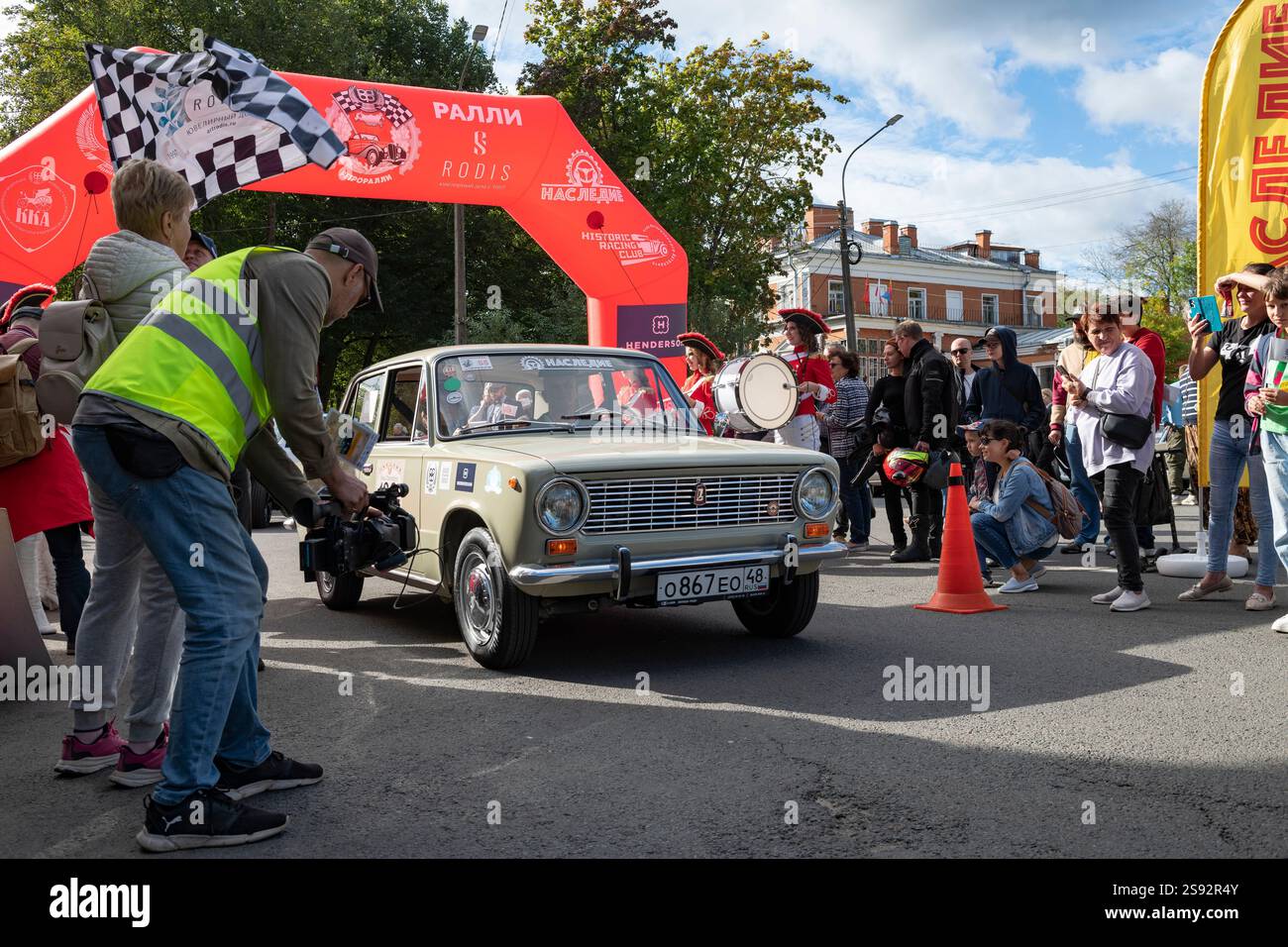 PETRODVORETS, RUSSLAND - 21. SEPTEMBER 2024: Sowjetisches Auto VAZ-2101 'Zhiguli' zum Start der Retro-Rallye 'Petersburg-2024'. Peterhof Stockfoto