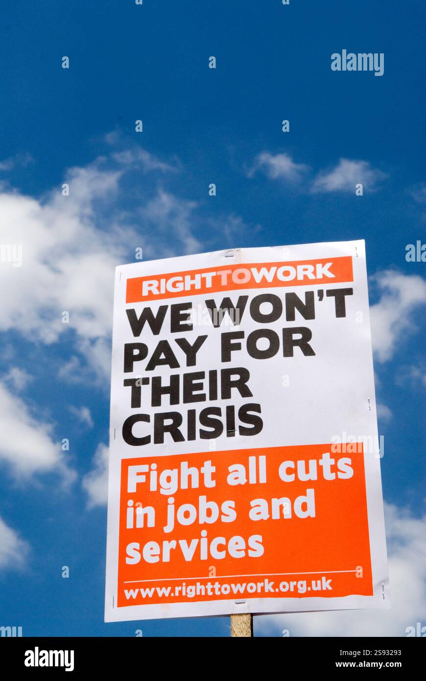Recht auf Arbeit Poster, Demonstration vor der Downing Street. George Osborne verkündet am ersten Budgettag die Regierung der konservativen und liberalen Partei Koalition. London, England 22. Juni 2010. HOMER SYKES AUS DEN 2010ER JAHREN Stockfoto