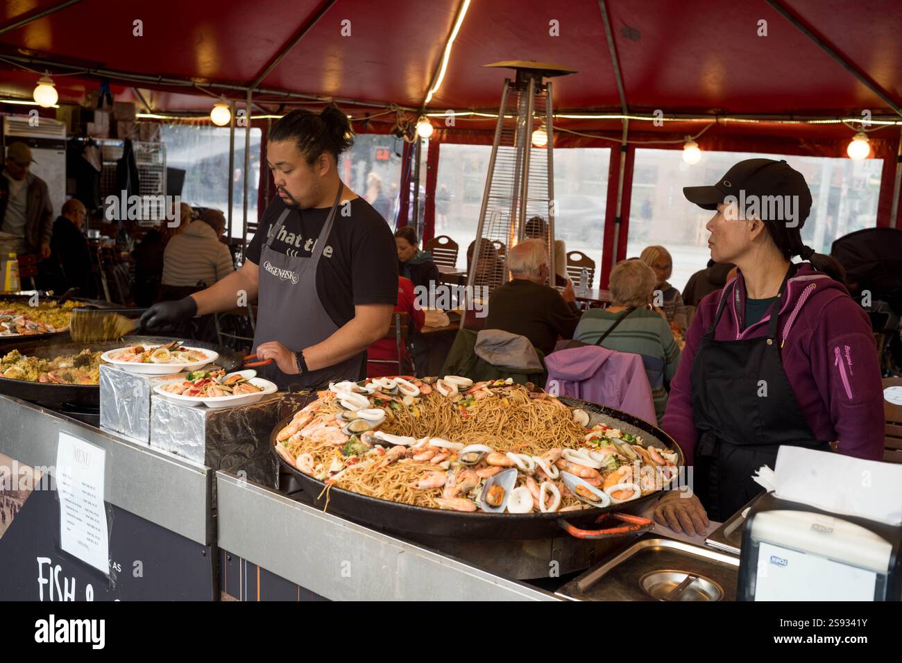 Street Food auf dem Markt im Hafen von Bergen, Norwegen Stockfoto