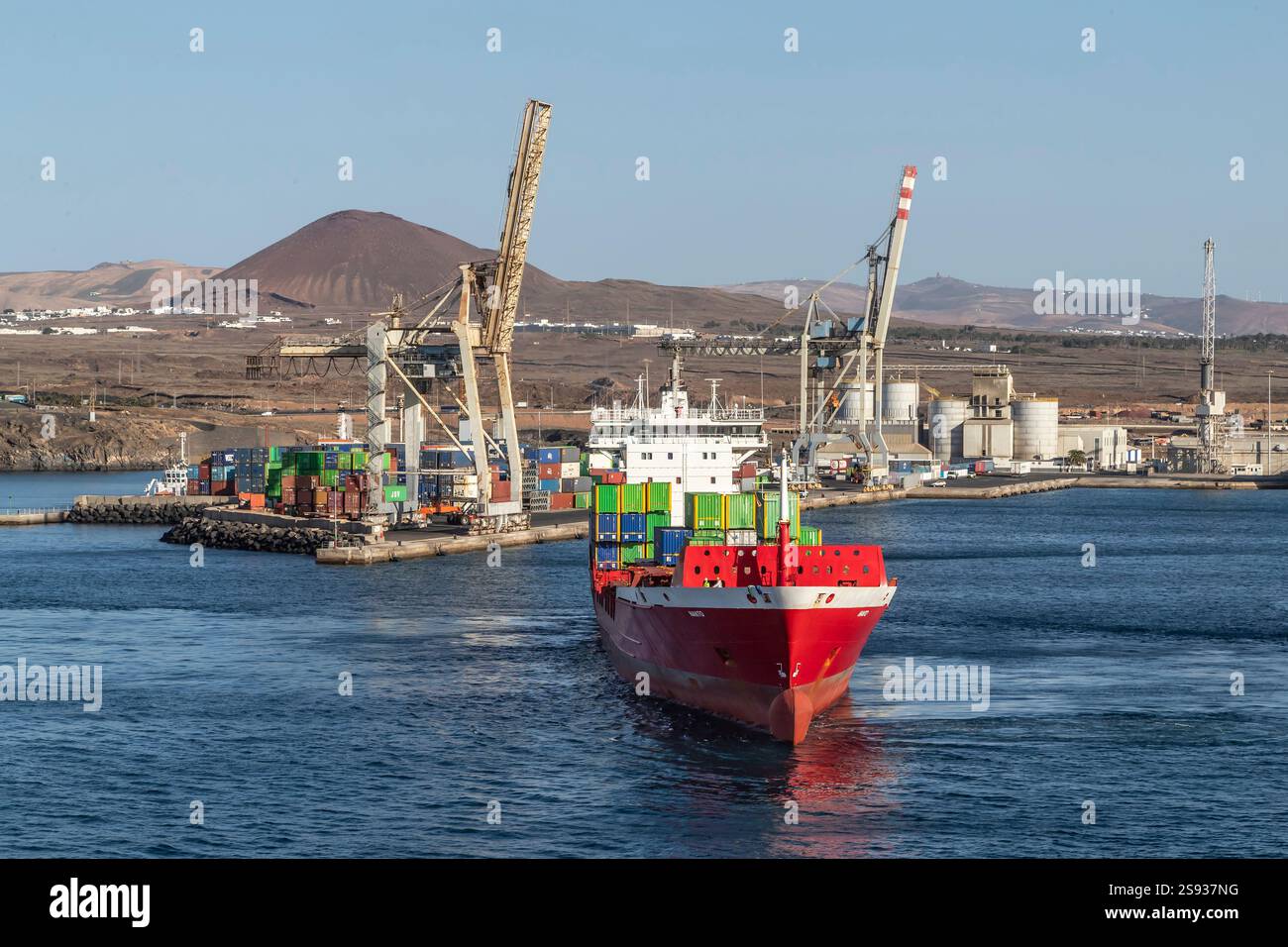 Containerschiff Nanto IMO 9083043 im Hafen von Arrecife, Lanzarote, Kanarische Inseln, (Spanien) Stockfoto