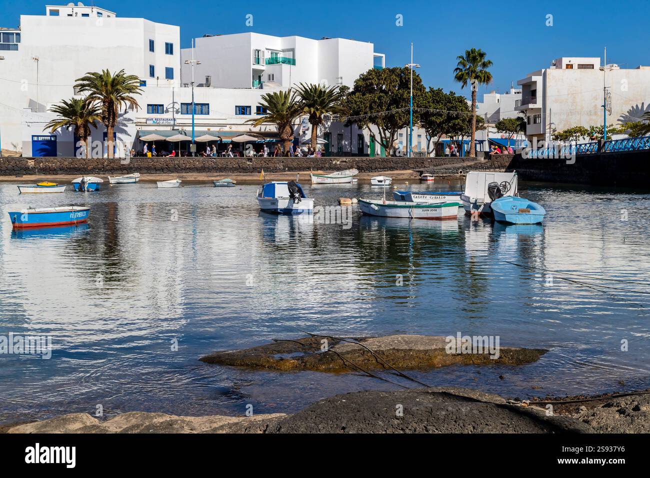 Boote, die im Hafen von Arrecife, Lanzarote, Kanarischen Inseln, (Spanien) vor Anker liegen Stockfoto