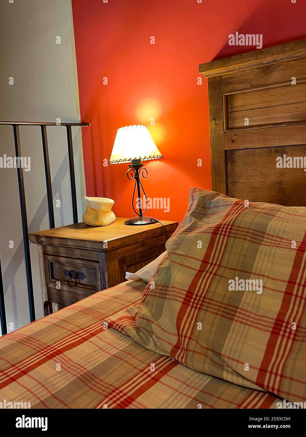 Schlafzimmer im Landhaus. Spanien. - Smartphone-aufgenommenes Stockfoto