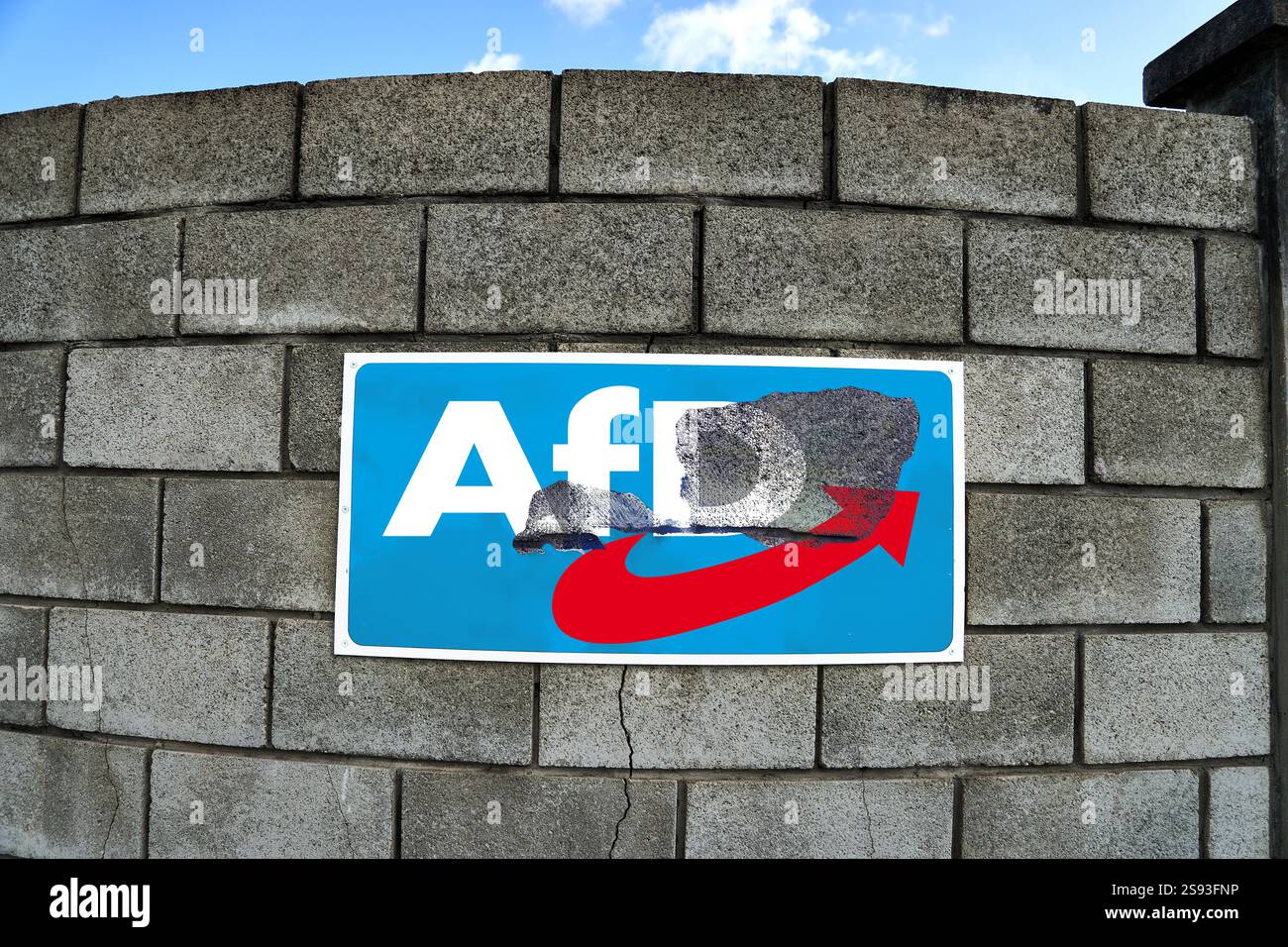 Bayern, Deutschland - 24. Januar 2025: Zerstörte Mauer mit beschädigtem AfD-Logo. Symbolisiert die Verletzung demokratischer Grundsätze bei anderen Parteien wie CDU, CSU und SPD, BSW und die Notwendigkeit, Grenzen zu extremistischen Ideologien zu ziehen. FOTOMONTAGE *** eine zerstörte Mauer mit einem beschädigten AfD-Logo. Symbolisiert den Bruch demokratischer Prinzipien mit anderen Parteien wie CDU, CSU und SPD, BSW und die Notwendigkeit, Grenzen zu extremistischen Ideologien zu ziehen. FOTOMONTAGE Stockfoto