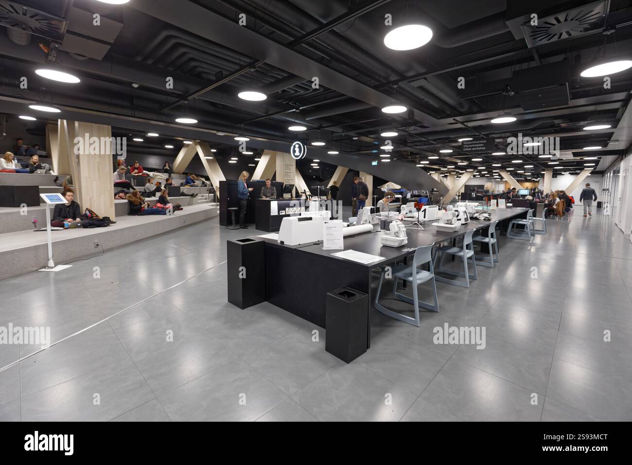 Helsinki, Finnland - 8. März 2019: Menschen ruhen und arbeiten in der Nähwerkstatt der Helsinki Zentralbibliothek Oodi. Eröffnung am 5. Dezember 2018 Stockfoto