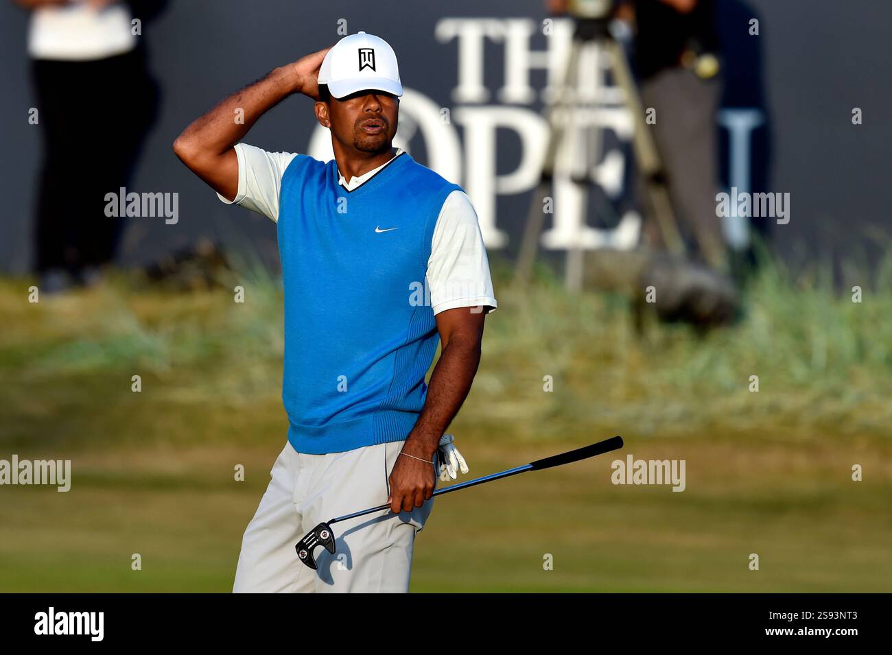 19. Juli 2018; Carnoustie, Schottland; Tiger Woods geht während der ersten Runde des Open Championship-Golfturniers bei Carnoustie Golf Links vom 18. Grün. Stockfoto