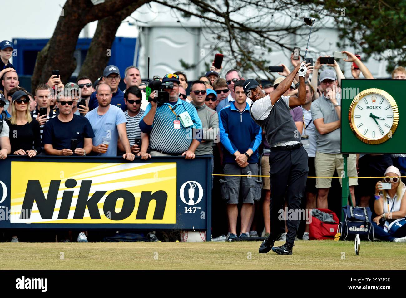 21. Juli 2018; Carnoustie, Schottland; Tiger Woods spielt seinen Schuss aus dem 11. Abschlag während der dritten Runde des Open Championship-Golfturniers bei Carnoustie Golf Links. Stockfoto