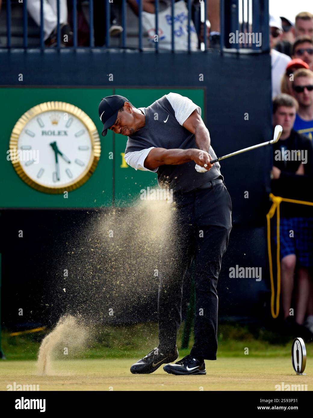 21. Juli 2018; Carnoustie, Schottland; Tiger Woods spielt seinen Schuss aus dem 16. Abschlag während der dritten Runde des Open Championship-Golfturniers bei Carnoustie Golf Links. Stockfoto