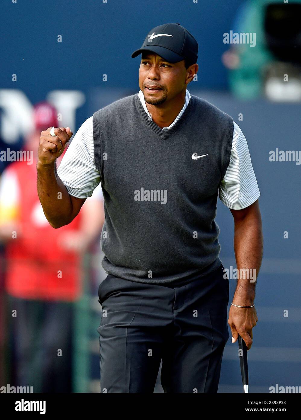 21. Juli 2018; Carnoustie, Schottland; Tiger Woods reagiert auf seinen Putt auf das 18. Grün während der dritten Runde des Open Championship-Golfturniers bei Carnoustie Golf Links. Stockfoto