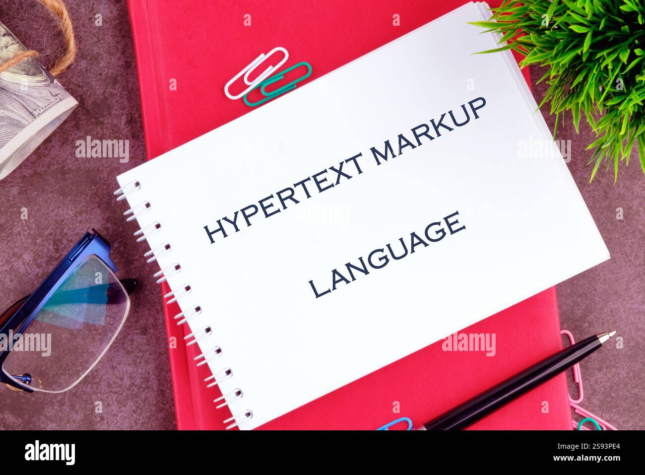 Text-Hypertext-Markup-Sprache auf einem weißen Notizbuchblatt. Stockfoto