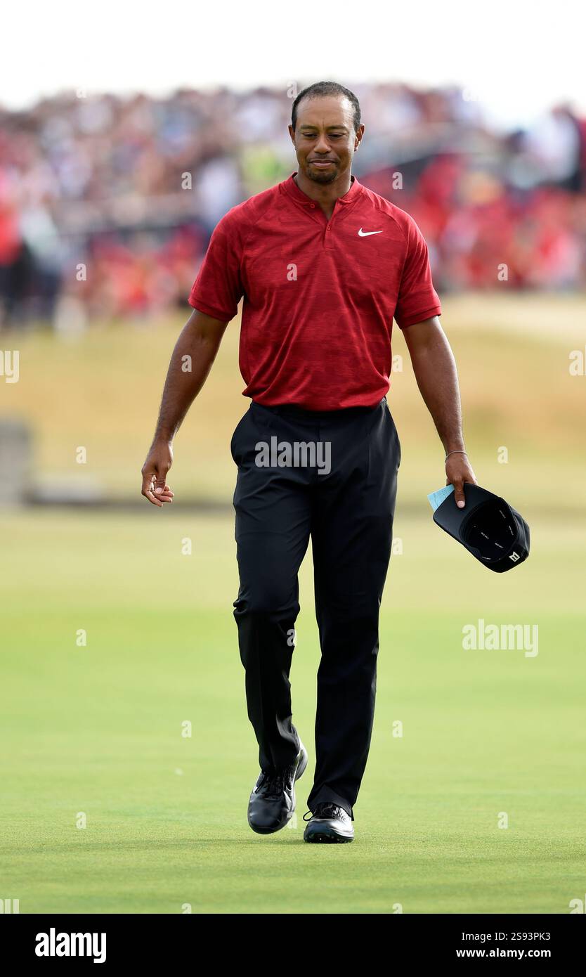 Juli 2018; Carnoustie, Angus, Schottland; Tiger Woods läuft während der Finalrunde des Open Championship-Golfturniers bei Carnoustie Golf Links vom 18. Grün ab. Stockfoto
