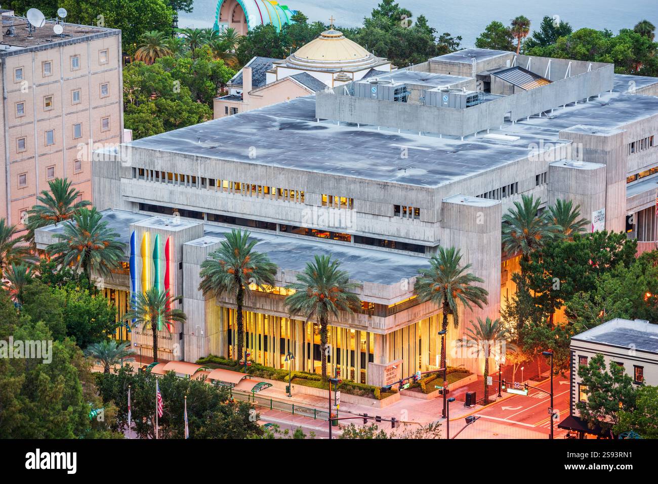 Orlando, Florida, USA Skyline der Innenstadt von oben in der Abenddämmerung. Stockfoto