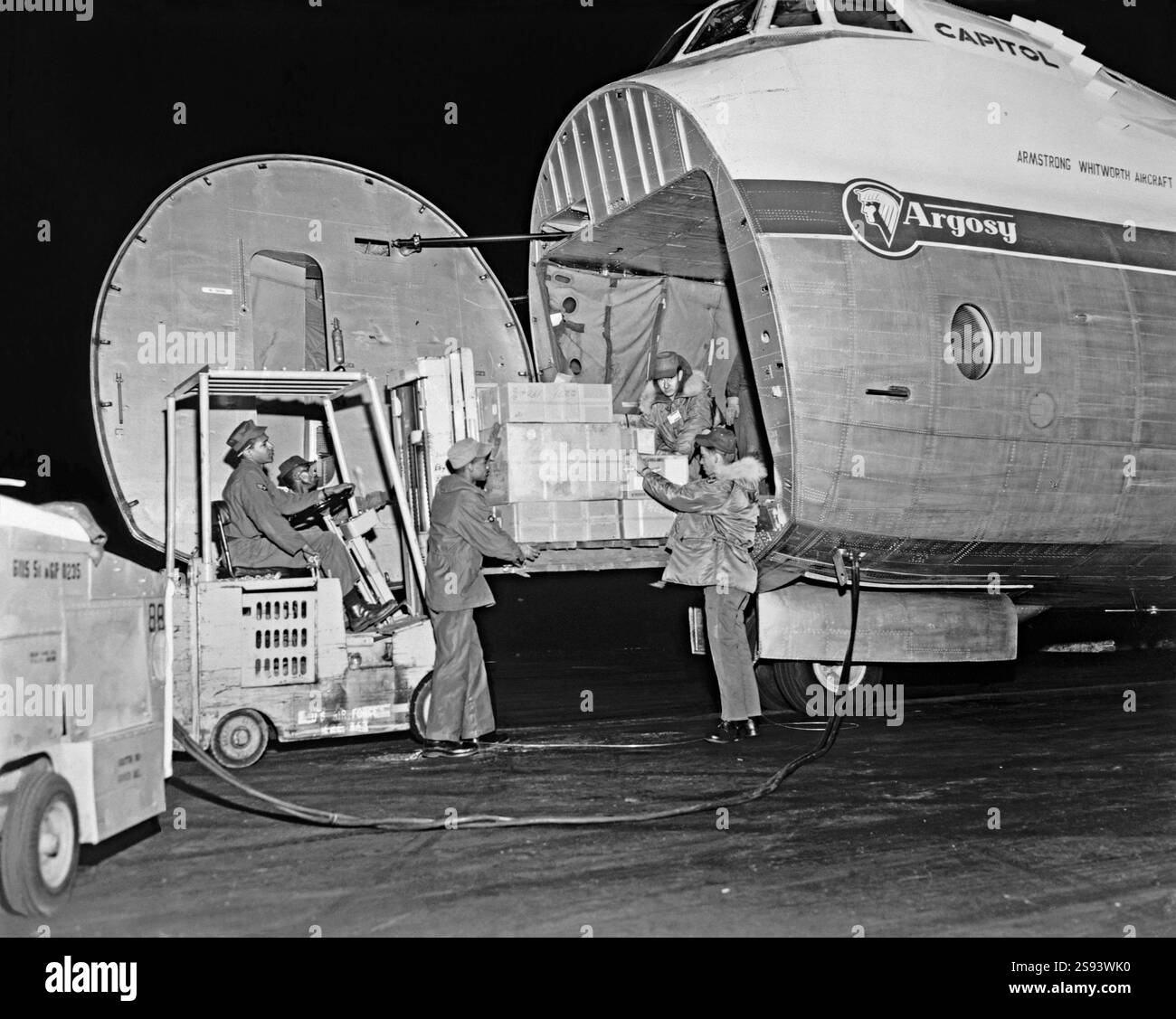US-Soldaten laden Militärgüter mit einem Gabelstapler auf Capitol Airways Armstrong Whitworth AW.650 Argosy 101 in den USA um 1963. Diese Argosy wurde 1961 an die US-amerikanische Fluggesellschaft Riddle Airlines geliefert, die N6504R registriert hatte. Sie diente der Unterstützung der United States Air Force (USAF) in den Vereinigten Staaten. Das Flugzeug wurde 1962 an Capitol Airways aus Nashville, Tennessee, verkauft und 1964 an Zantop Air Transport. Die Armstrong Whitworth Argosy war ein britisches Transport-/Frachtflugzeug der Nachkriegszeit. Stockfoto
