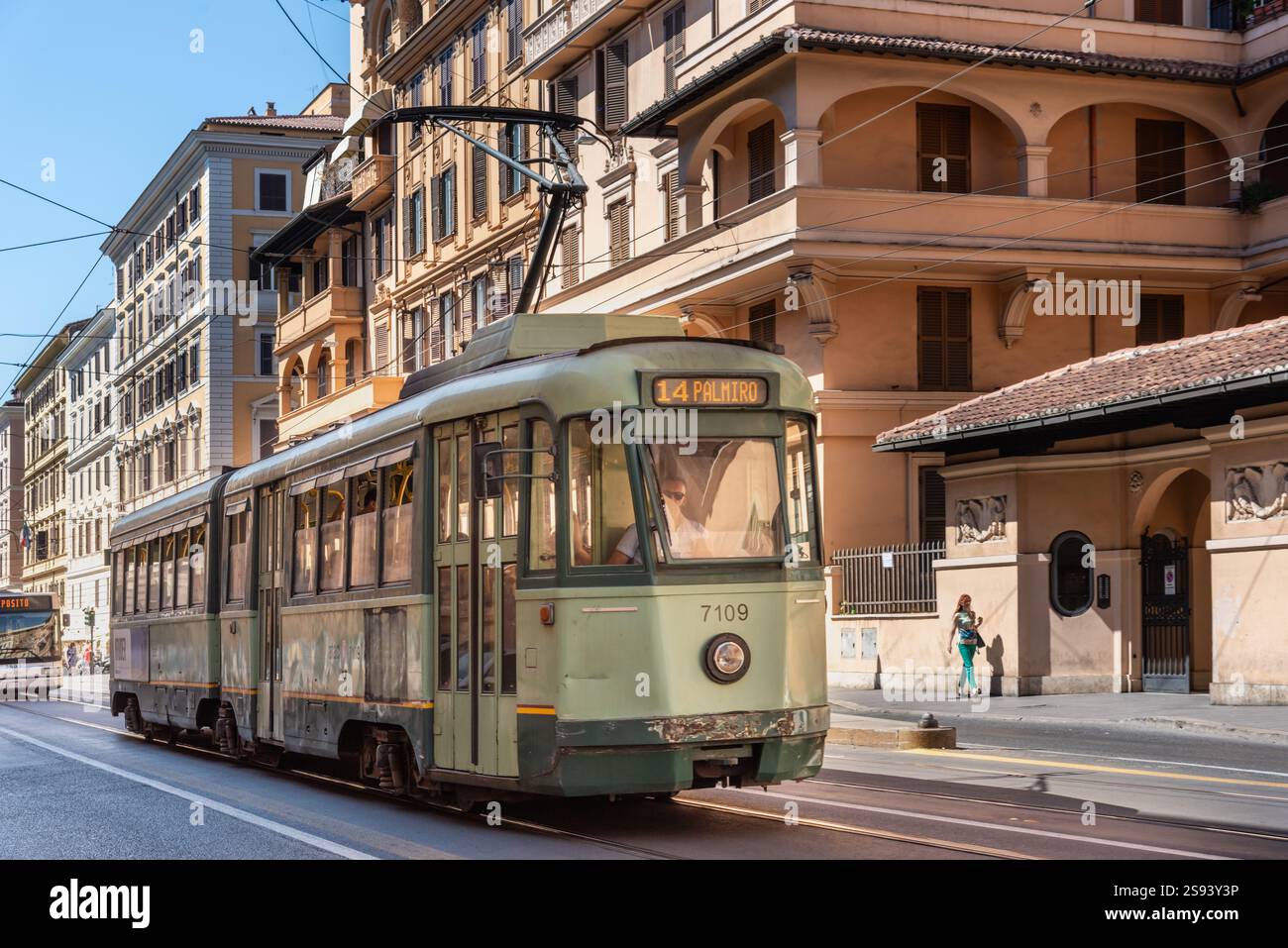Historische Vintage-Straßenbahn der 1940er Jahre, grün, Serie Stanga 7000, Wagennummer 7109, im Einsatz auf dem kommunalen öffentlichen Nahverkehrsnetz ATAC in Rom, Italien Stockfoto