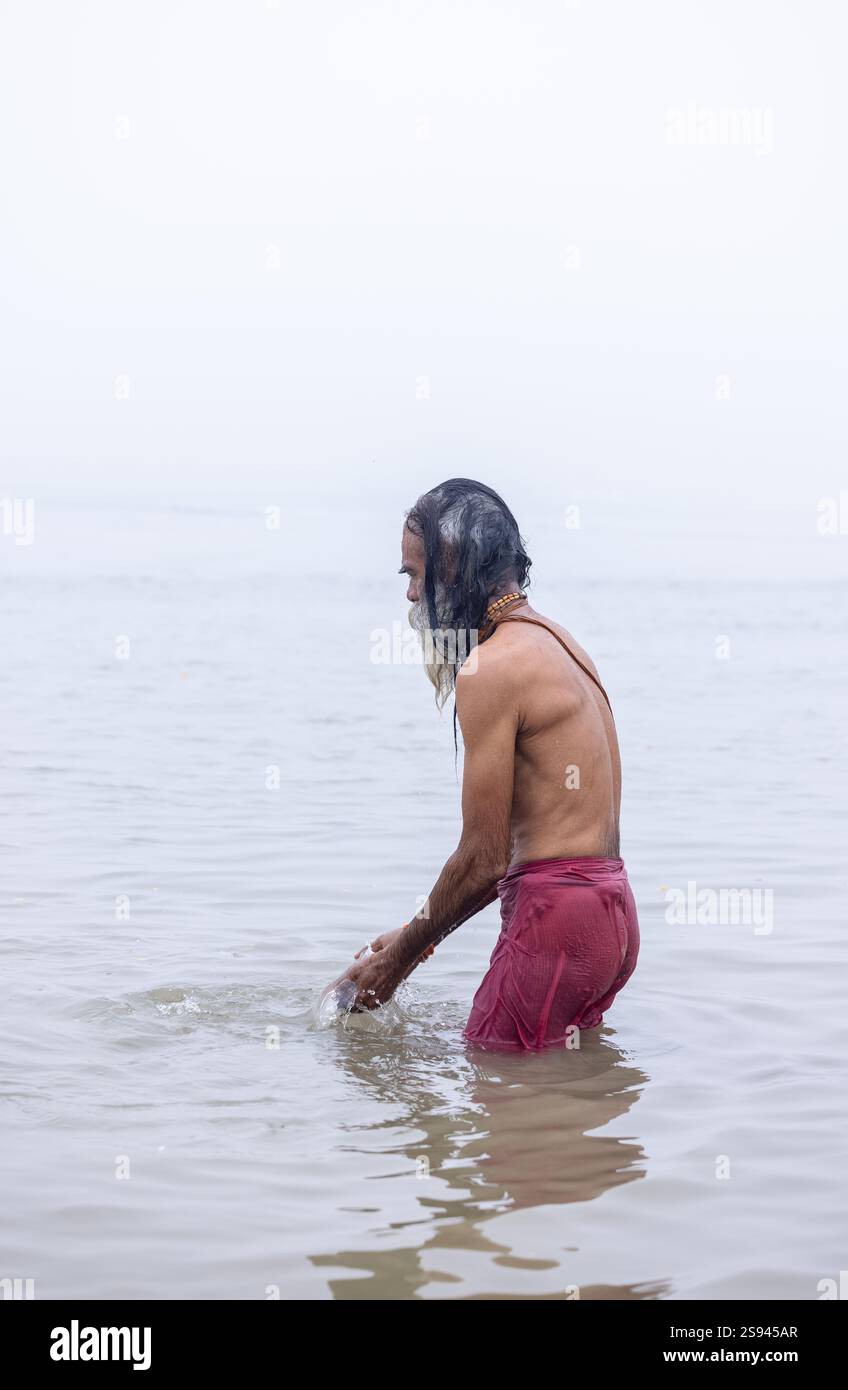 Mahakumbh, eine Gruppe heiliger Sadhu und Gläubiger, die in Richtung des Flusses ganga bei Sangam marschieren, um das heilige Bad während der makar sankranti in Mahakumbh zu nehmen. Stockfoto