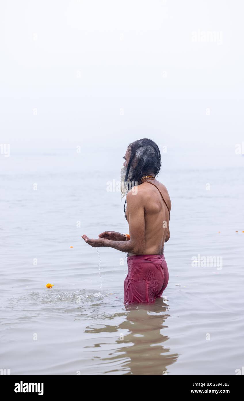 Mahakumbh, eine Gruppe heiliger Sadhu und Gläubiger, die in Richtung des Flusses ganga bei Sangam marschieren, um das heilige Bad während der makar sankranti in Mahakumbh zu nehmen. Stockfoto