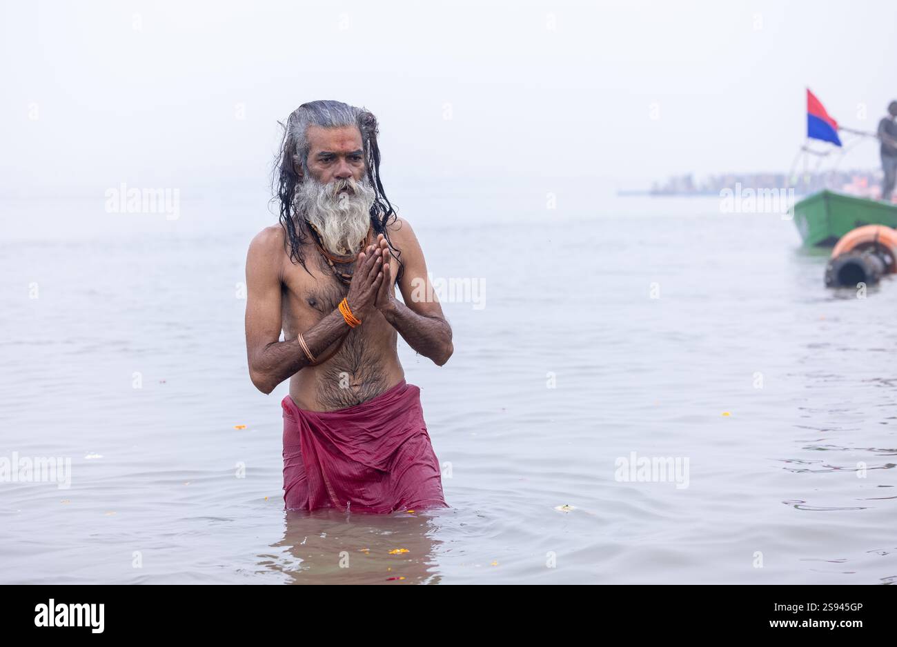 Mahakumbh, eine Gruppe heiliger Sadhu und Gläubiger, die in Richtung des Flusses ganga bei Sangam marschieren, um das heilige Bad während der makar sankranti in Mahakumbh zu nehmen. Stockfoto