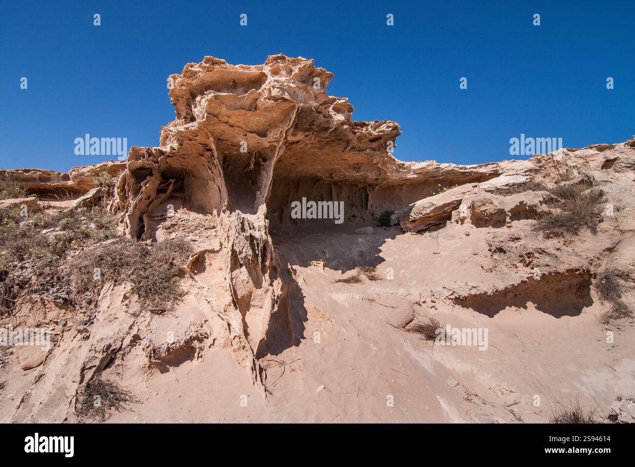 Sedimentgesteine am Strand es Calo, Formentera, Balearen, Spanien, Mittelmeer. Stockfoto
