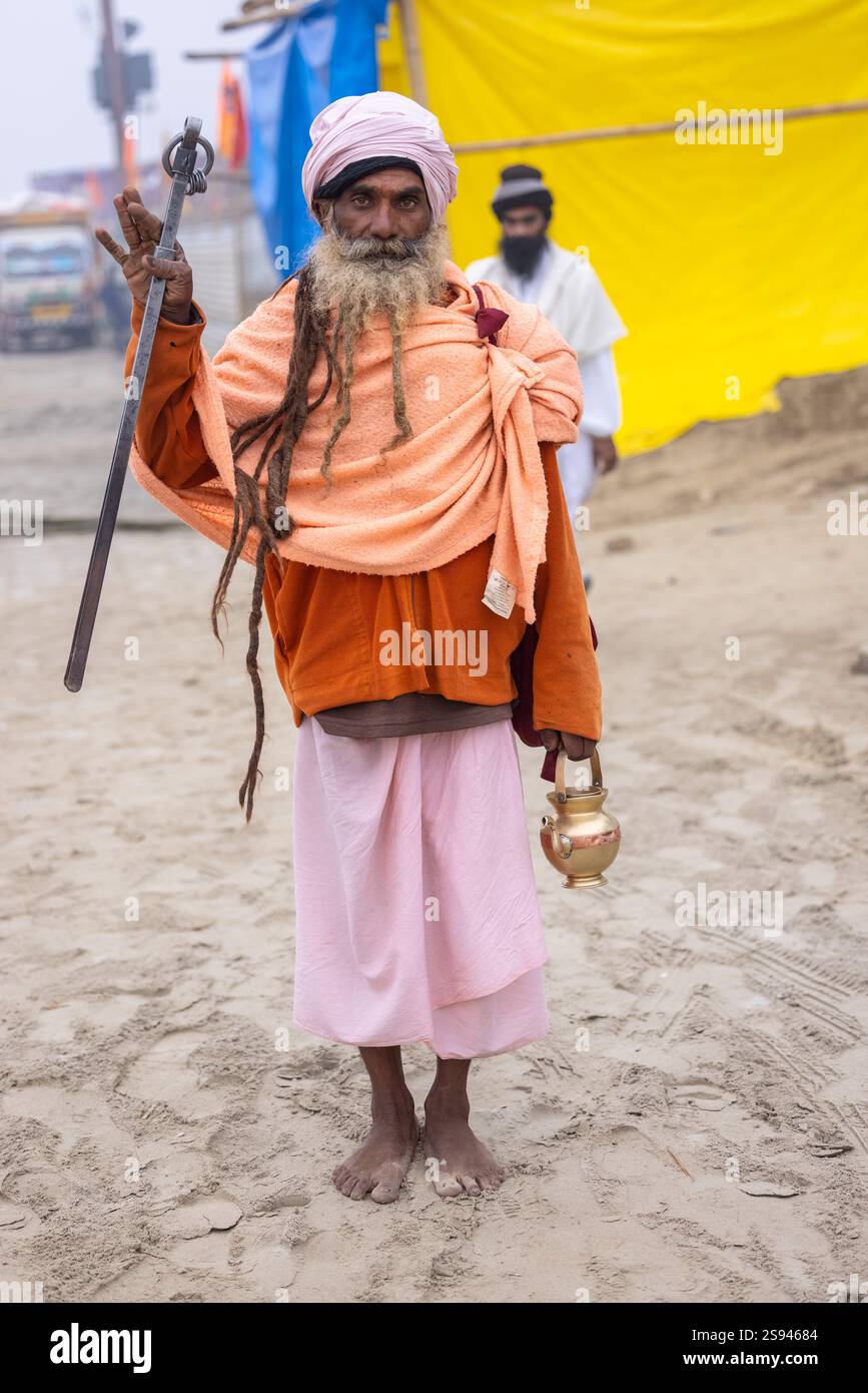 Mahakumbh, eine Gruppe heiliger Sadhu und Gläubiger, die in Richtung des Flusses ganga bei Sangam marschieren, um das heilige Bad während der makar sankranti in Mahakumbh zu nehmen. Stockfoto