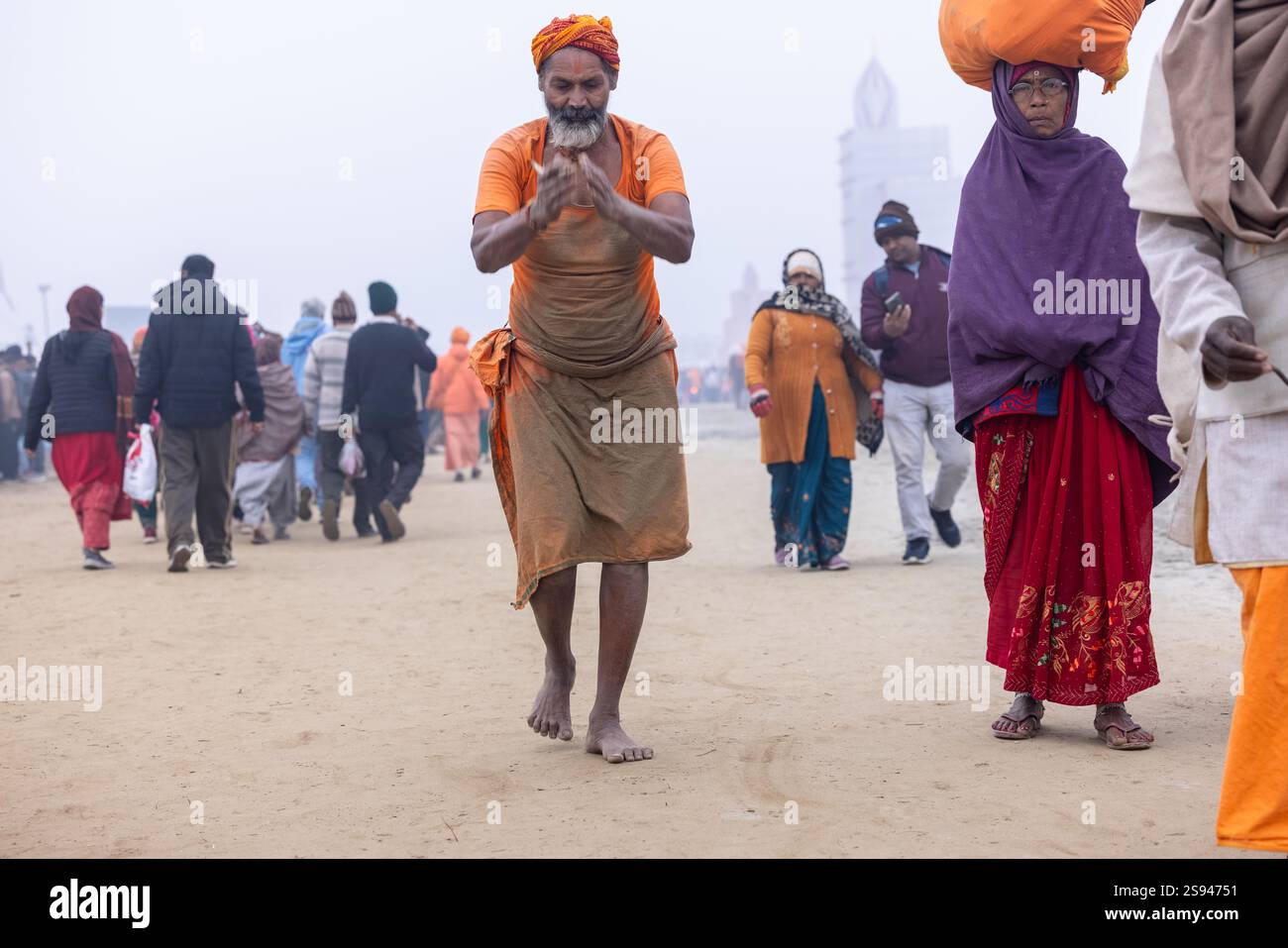 Mahakumbh, eine Gruppe heiliger Sadhu und Gläubiger, die in Richtung des Flusses ganga bei Sangam marschieren, um das heilige Bad während der makar sankranti in Mahakumbh zu nehmen. Stockfoto