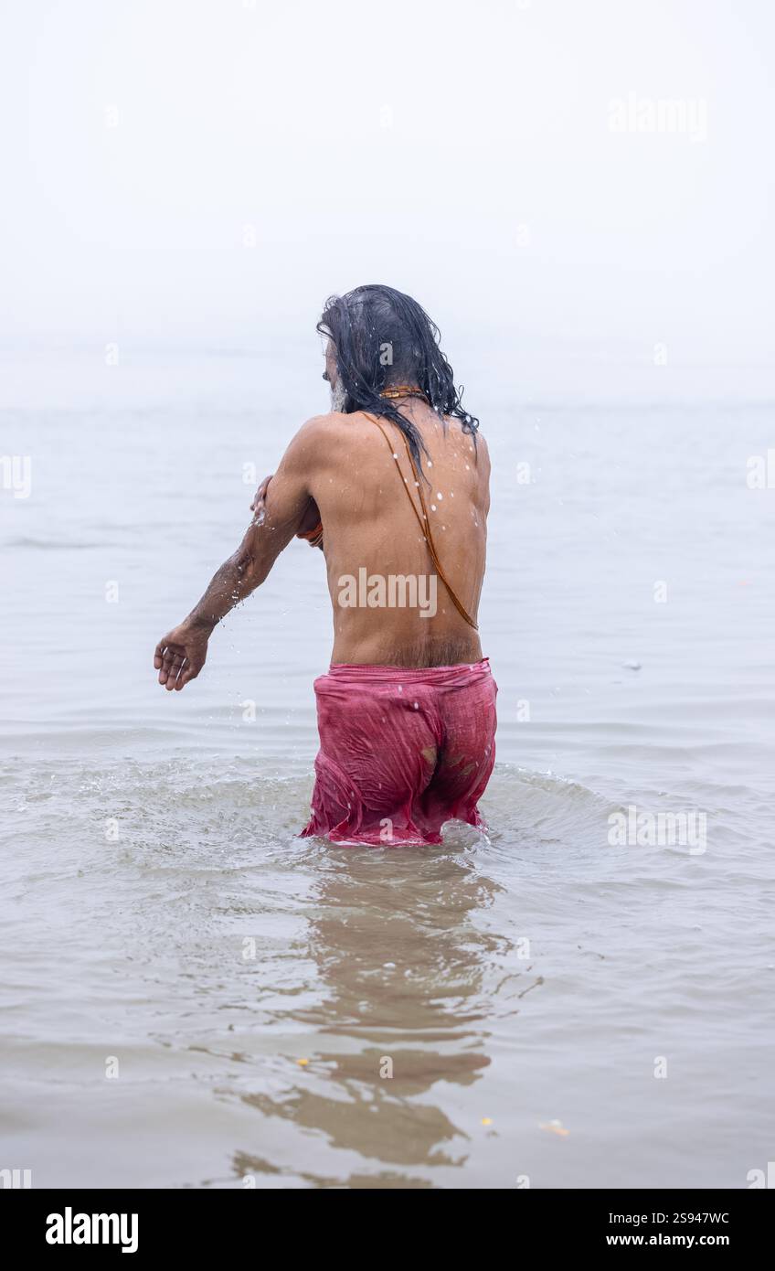 Mahakumbh, eine Gruppe heiliger Sadhu und Gläubiger, die in Richtung des Flusses ganga bei Sangam marschieren, um das heilige Bad während der makar sankranti in Mahakumbh zu nehmen. Stockfoto