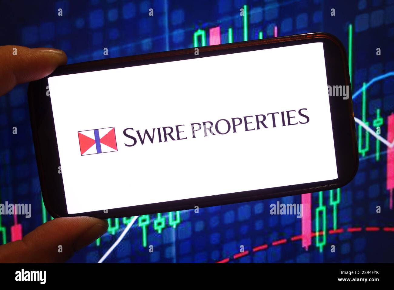 In dieser Fotoabbildung wird das Firmenlogo von Swire Properties auf einem Smartphone-Bildschirm angezeigt. Stockfoto